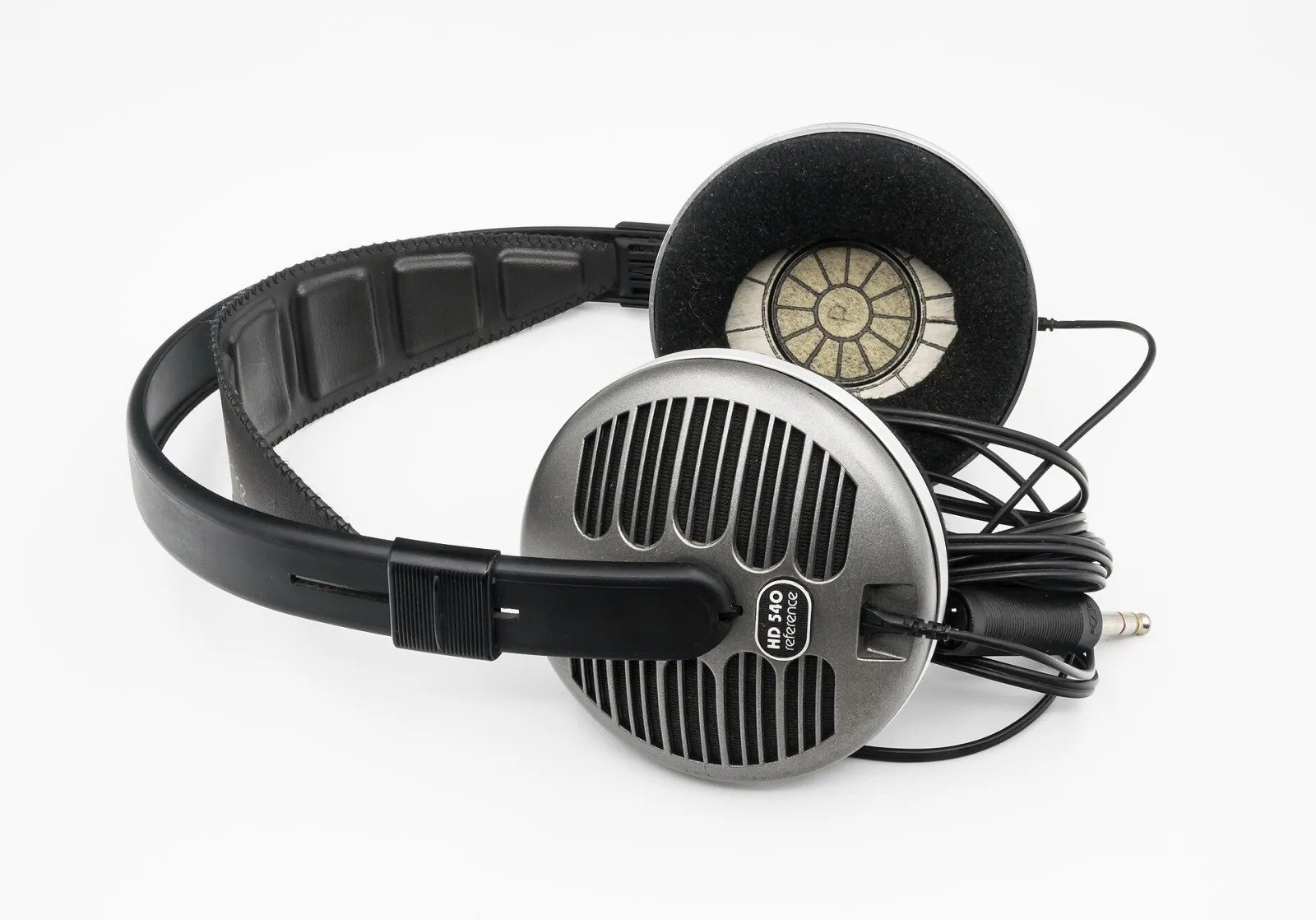 Sennheiser Accentum Wireless over-ear koptelefoon in zwart, liggend op een houten bureau