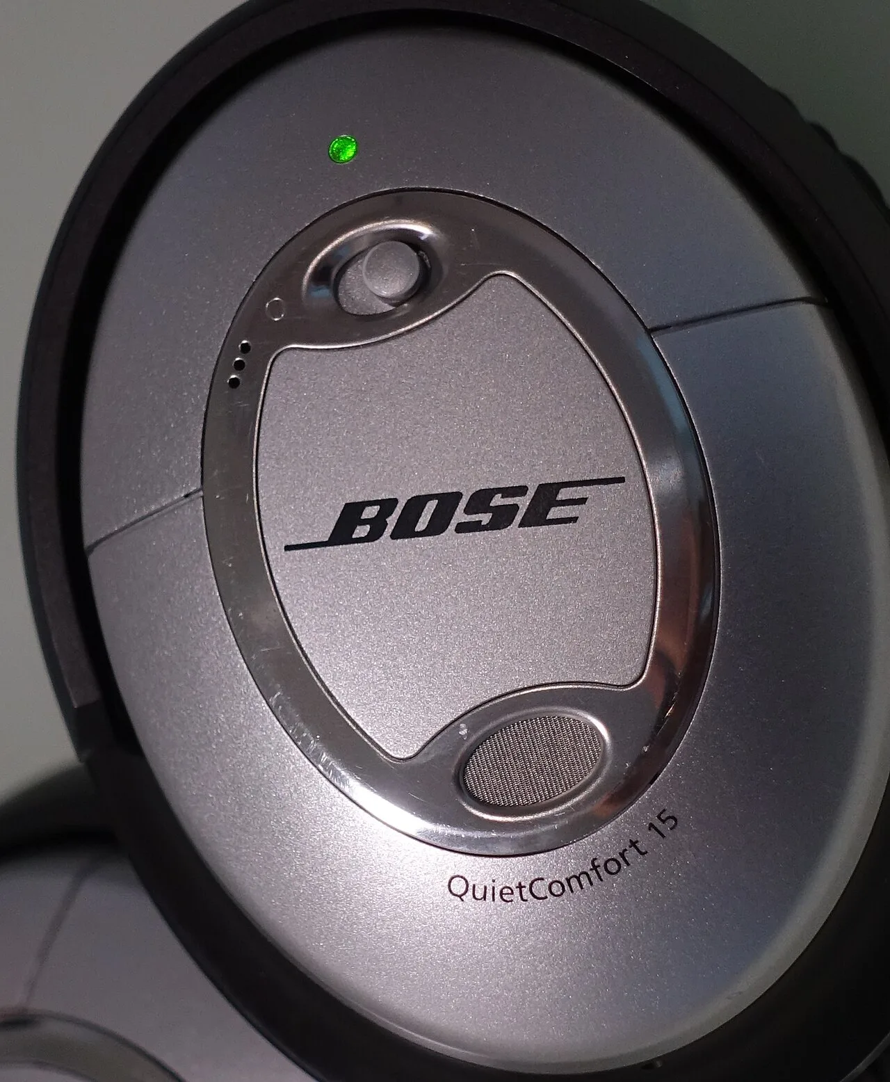 Sony WH-1000XM6 in zwart naast Bose QuietComfort Ultra headphone op witte achtergrond